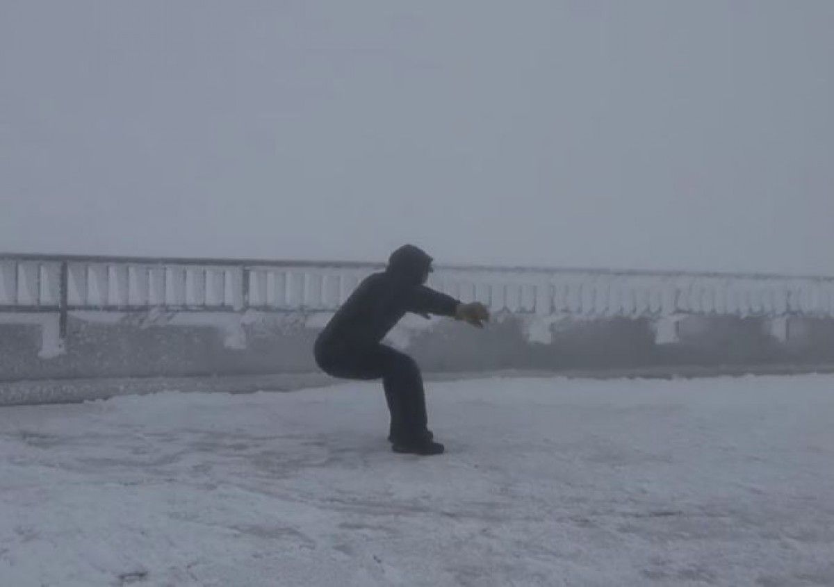 ＜動画＞体張りすぎ！気象観測員が強風に耐える姿に芸人魂をみた