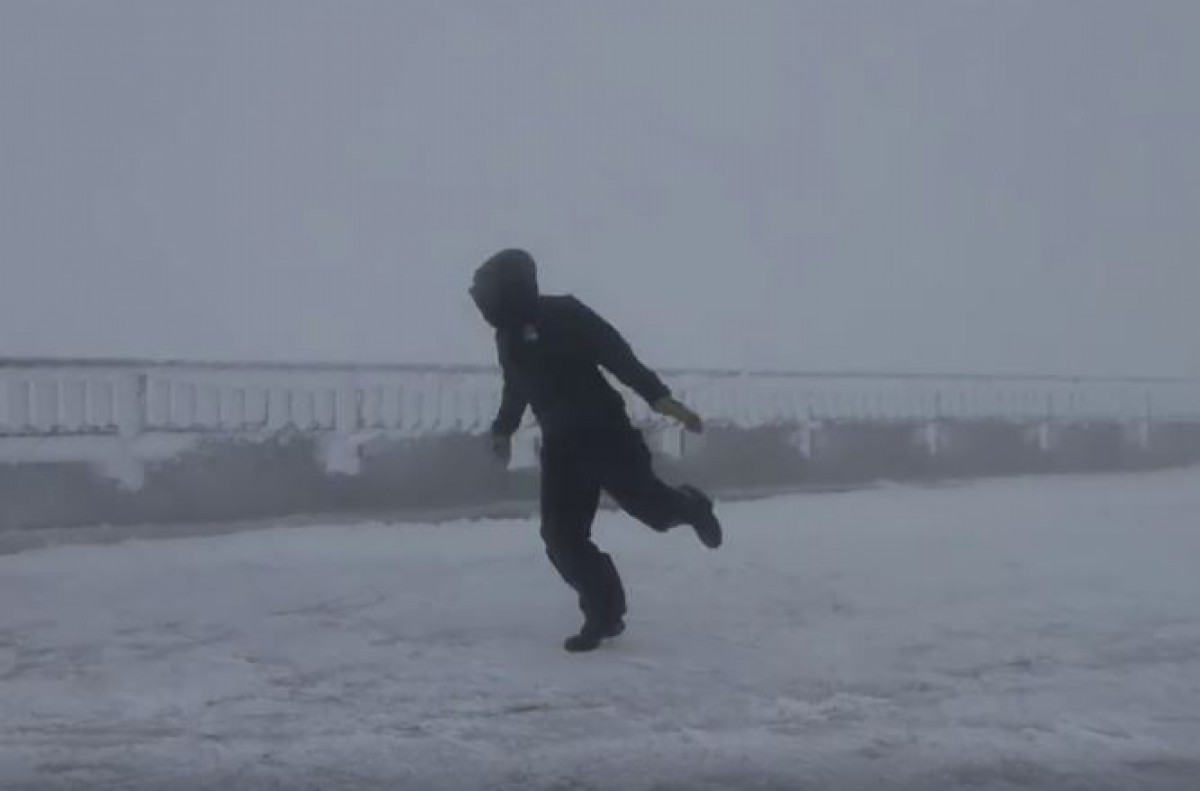 ＜動画＞体張りすぎ！気象観測員が強風に耐える姿に芸人魂をみた