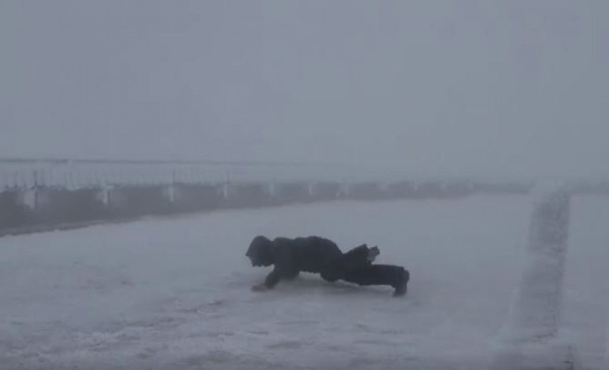 ＜動画＞体張りすぎ！気象観測員が強風に耐える姿に芸人魂をみた