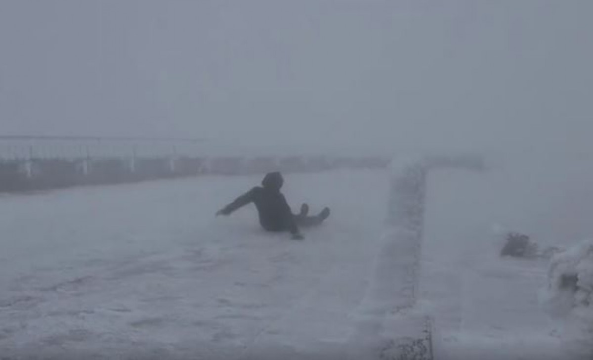 ＜動画＞体張りすぎ！気象観測員が強風に耐える姿に芸人魂をみた