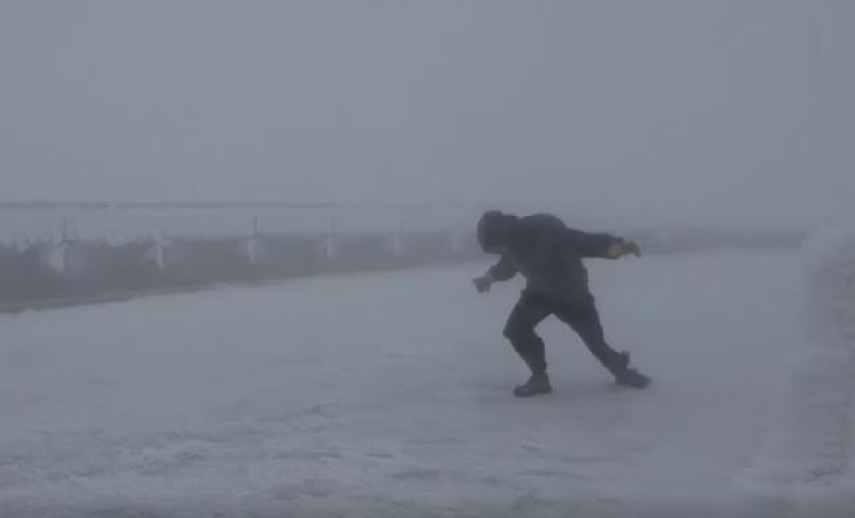 ＜動画＞体張りすぎ！気象観測員が強風に耐える姿に芸人魂をみた