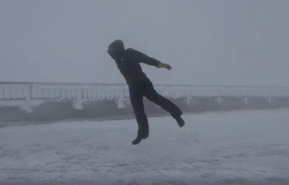 強風のなか、ジャンプ!