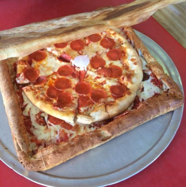 ピザでできたピザボックスに収められたピザ