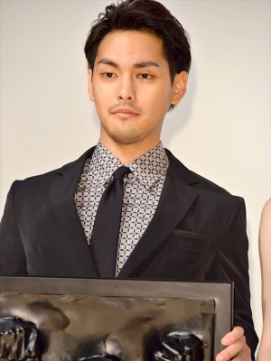 柳楽優弥、『ディストラクション・ベイビーズ』初日舞台挨拶に登壇