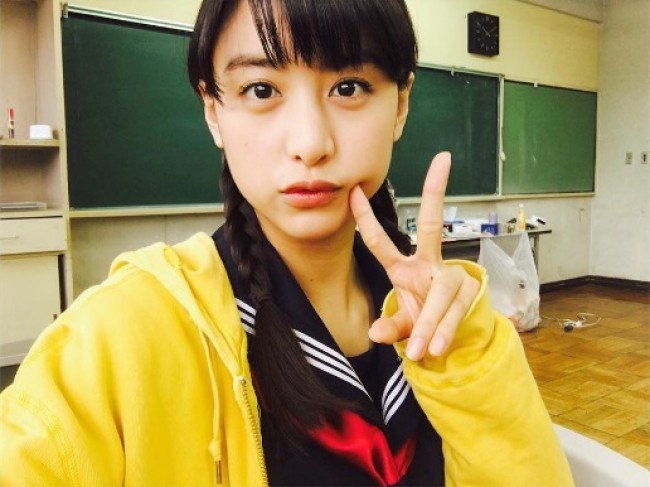 山本美月 可愛すぎる三つ編みヘアを披露!
