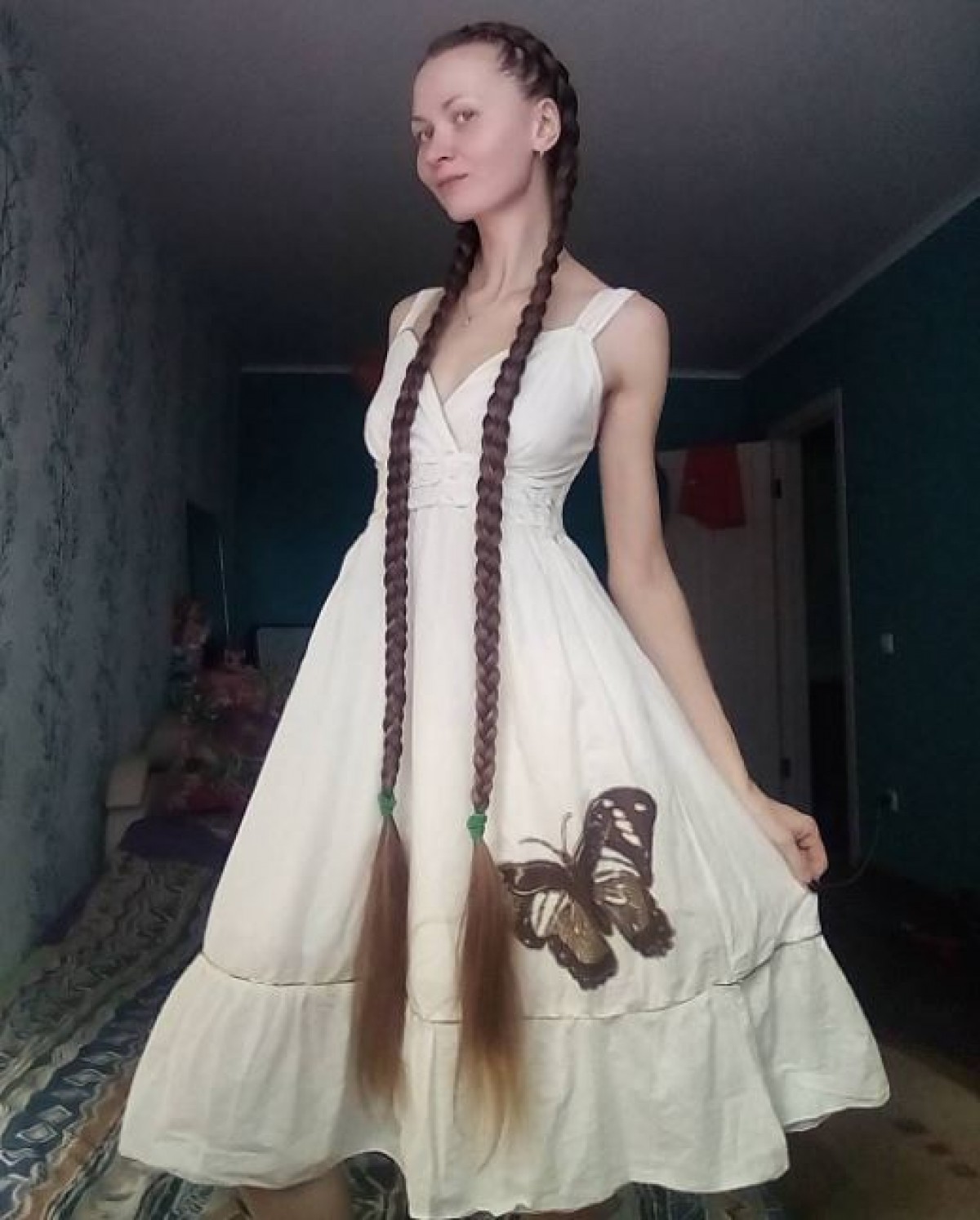 ロシアのリアル“ラプンツェル”　目標は「つま先まで髪を伸ばすこと」