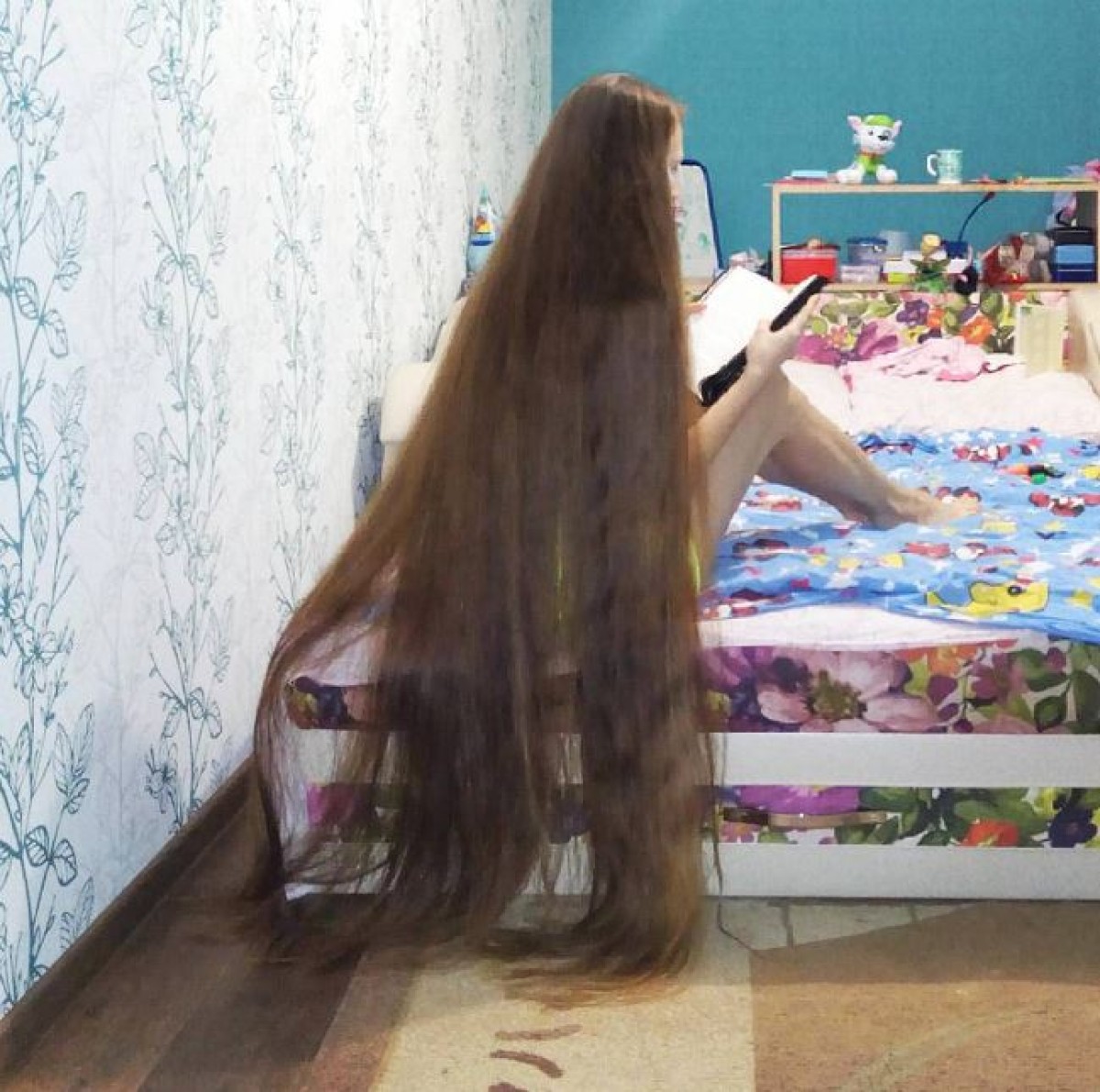 ロシアのリアル“ラプンツェル”　目標は「つま先まで髪を伸ばすこと」