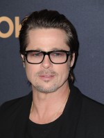 ブラッド・ピット、ファンの大群から少女をレスキュー