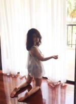 大島優子、見返りセクシーショット披露　チラ見えにファン興奮!?