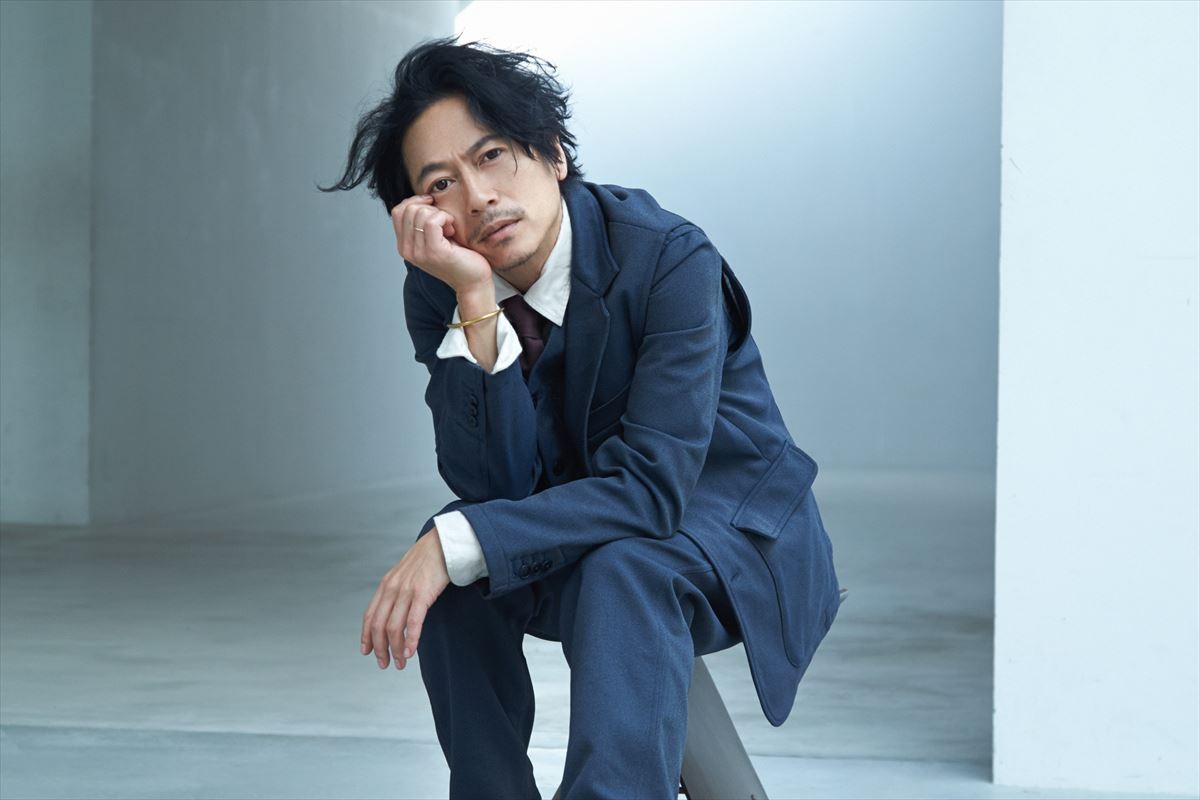 三上博史、深夜ドラマ初主演!「一息ついて観れるドラマに」借金まみれの弁護士役