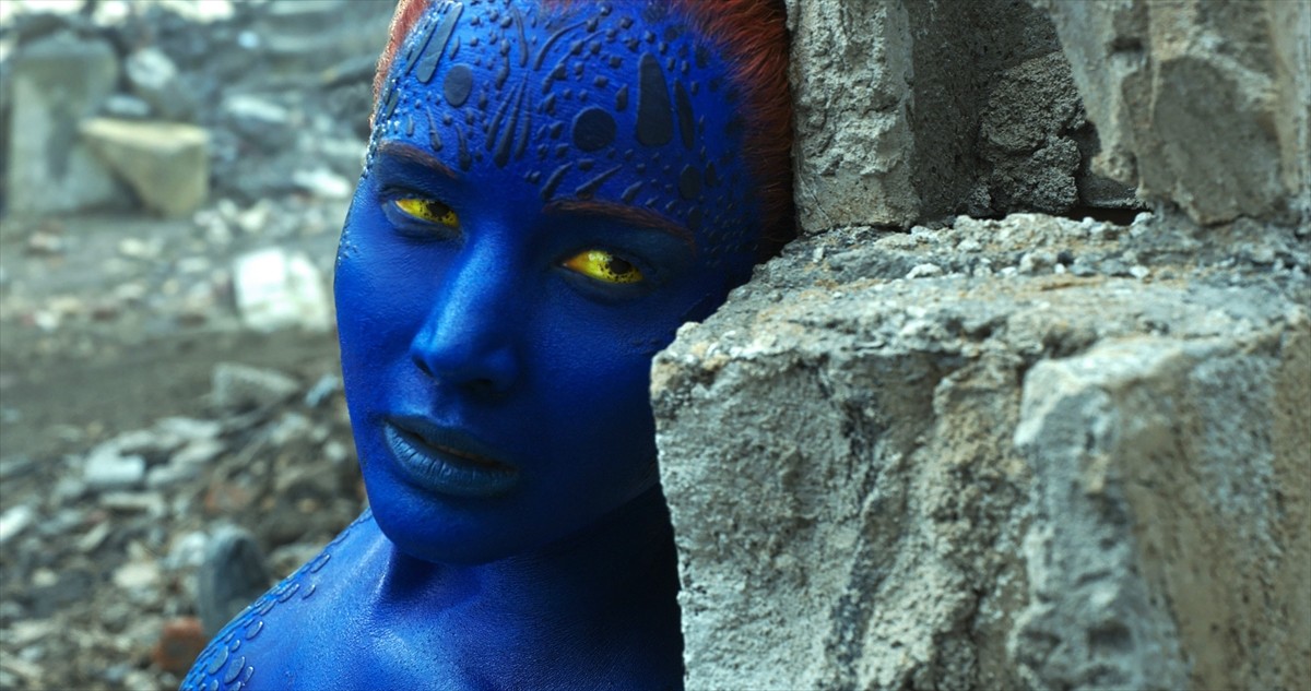 ミスティークの首絞めシーンを使った広告が物議を醸して、配給元が謝罪(『X-MEN:アポカリプス』場面写真より)