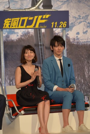 『疾風ロンド』のクランクアップ会見に登壇した大島優子と濱田龍臣