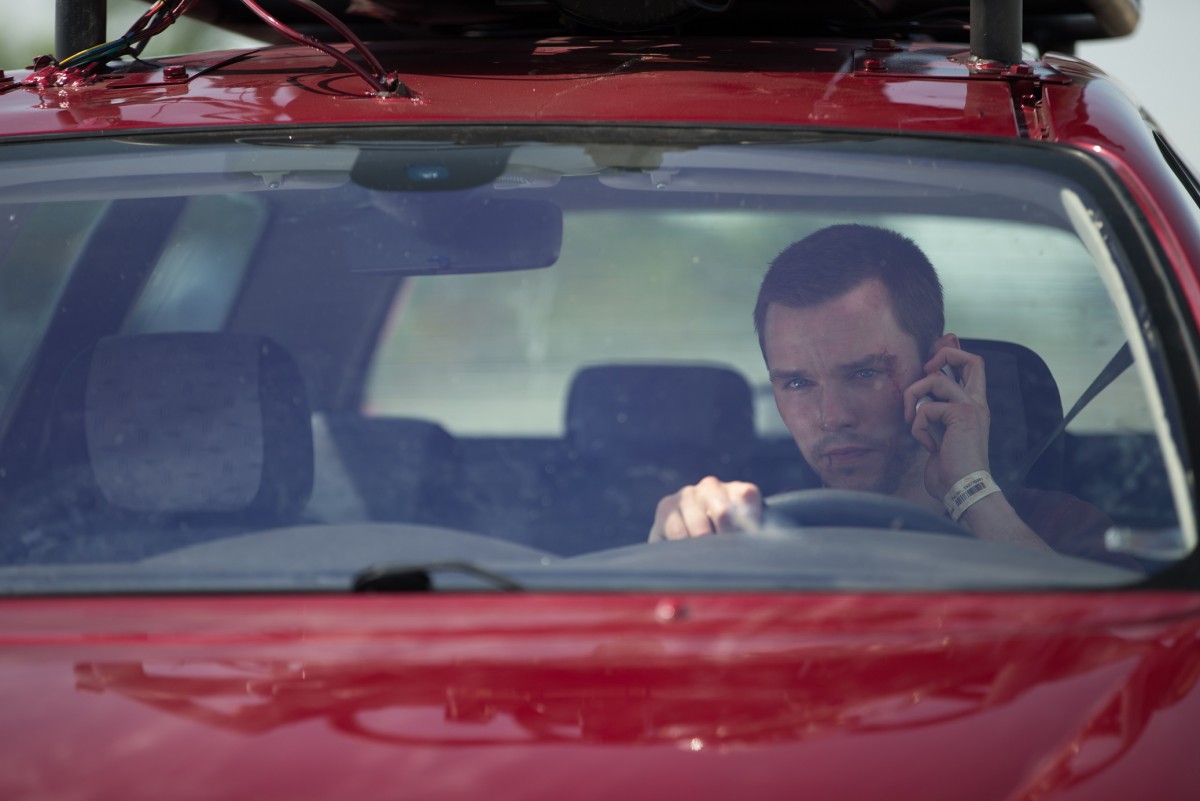 ニコラス・ホルト、今度は傷だらけで高速道路をぶっ飛ばす『アウトバーン』場面写真公開。