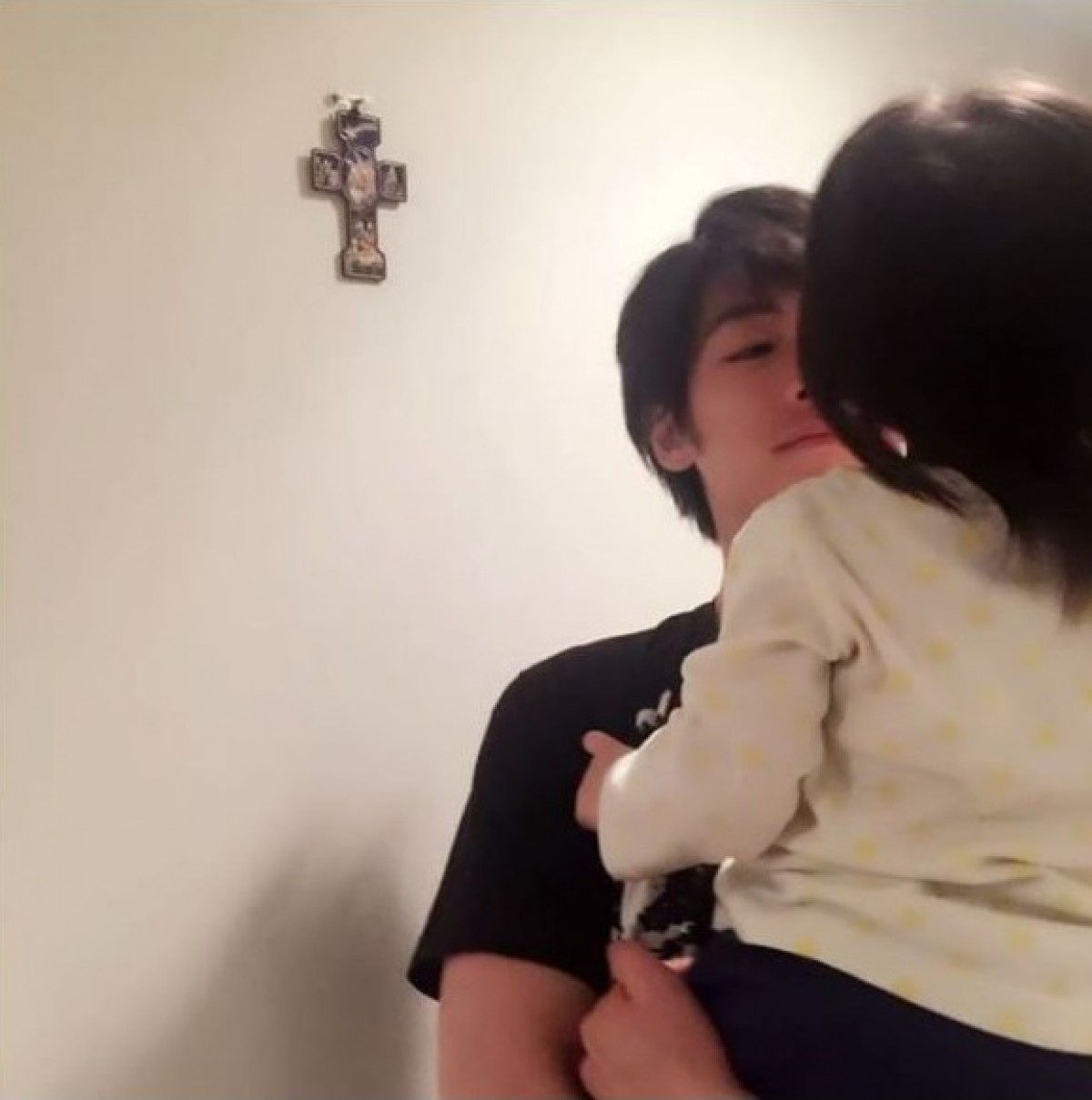 娘を抱くディーン・フジオカ