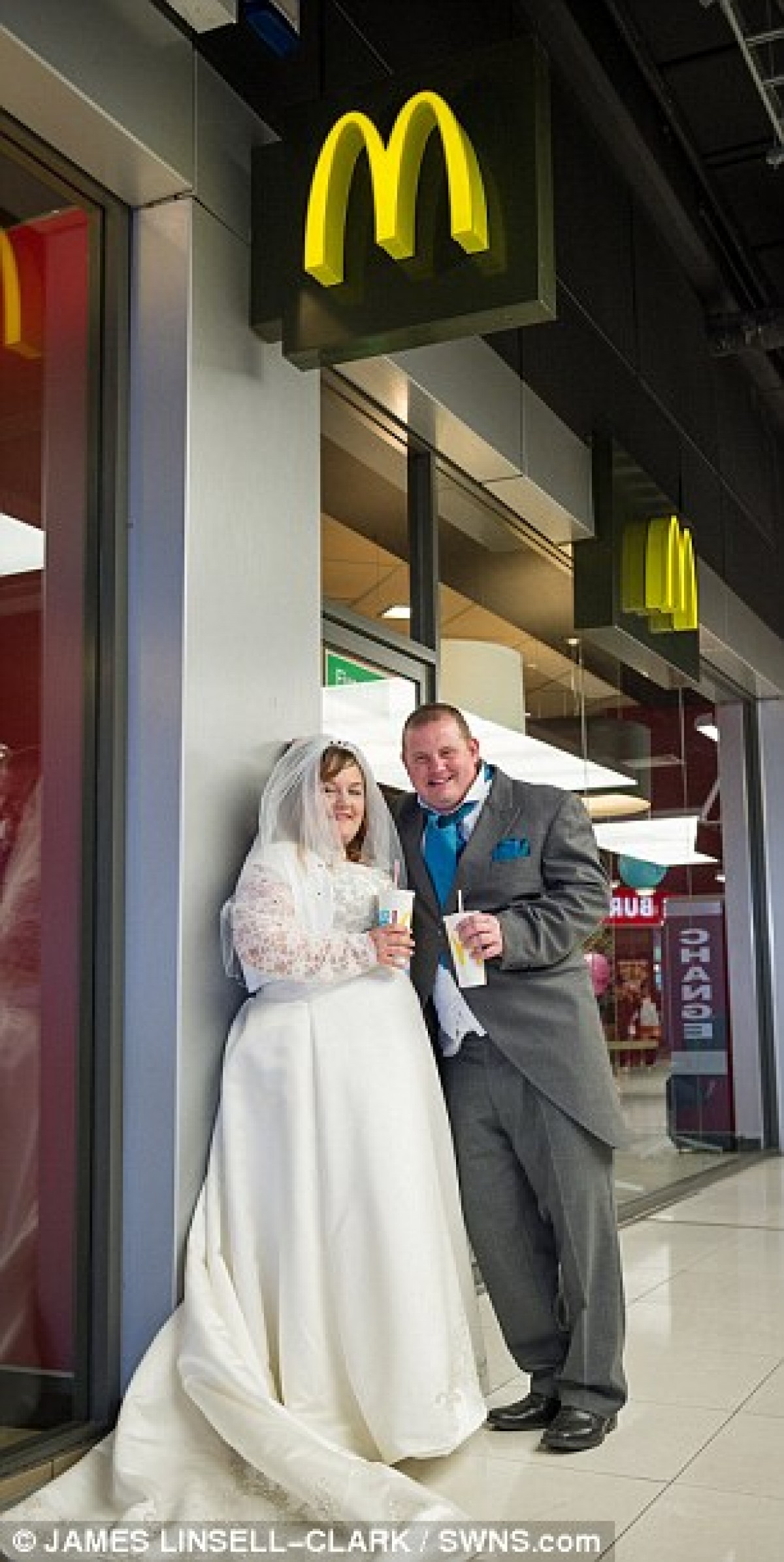 英カップルがマクドナルドで結婚式！ ケーキのデザインは “ビッグ・マック”