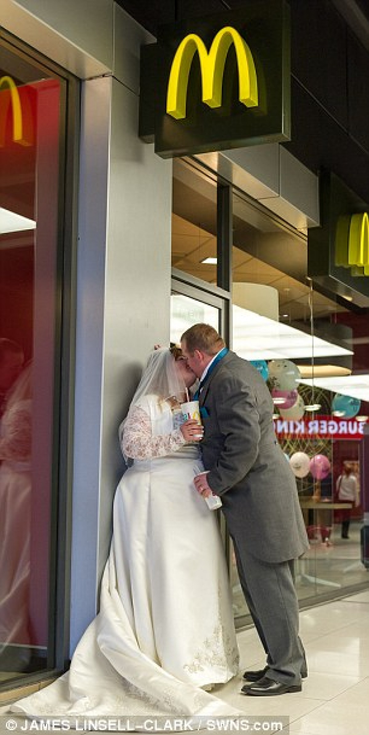 英カップルがマクドナルドで結婚式！ ケーキのデザインは “ビッグ・マック”