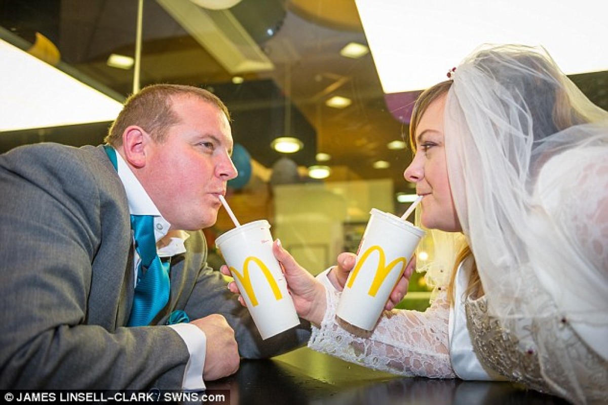 英カップルがマクドナルドで結婚式！ ケーキのデザインは “ビッグ・マック”