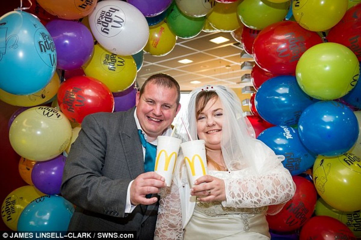 英カップルがマクドナルドで結婚式！ ケーキのデザインは “ビッグ・マック”