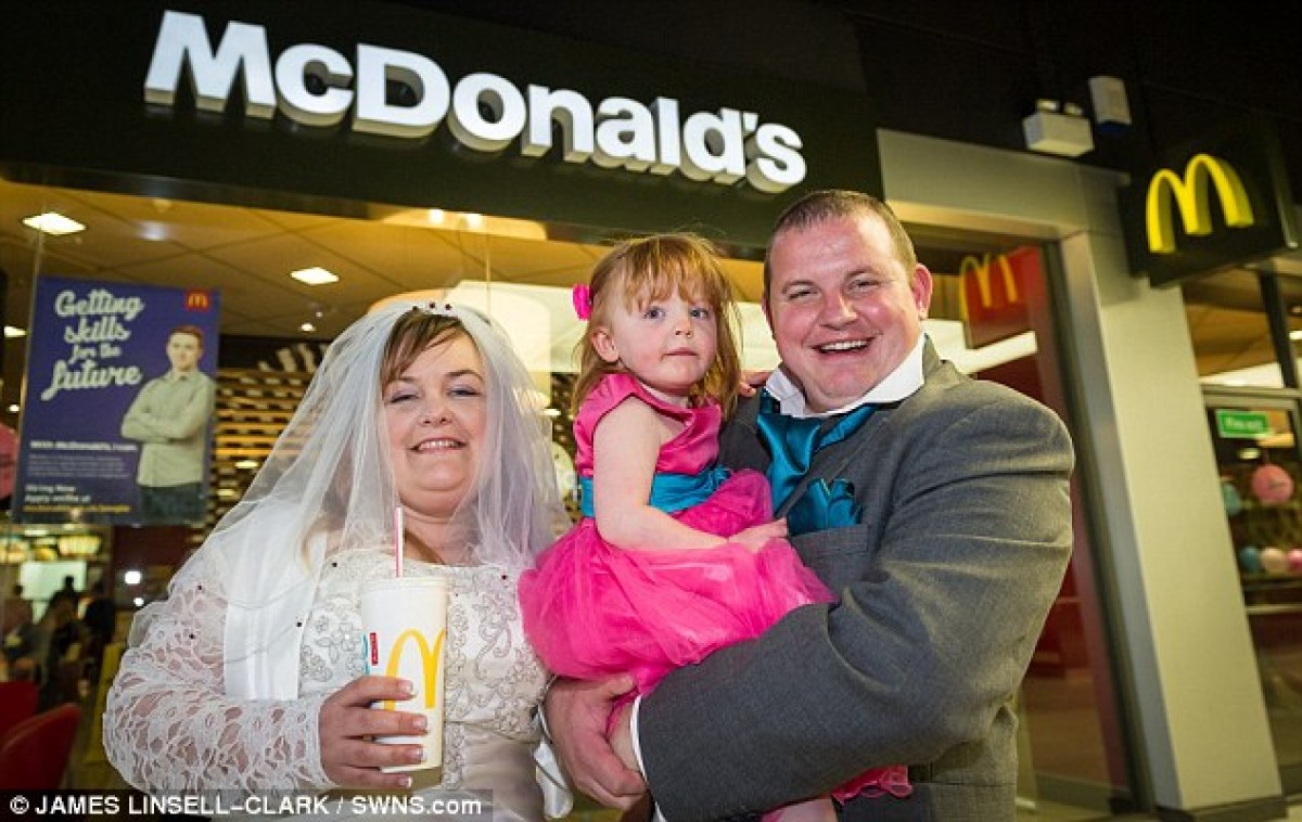 英カップルがマクドナルドで結婚式！ ケーキのデザインは “ビッグ・マック”