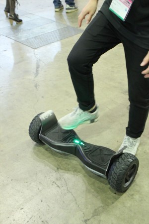 立ち乗りスクーター『JYRO』、おもちゃショーでひと足早くガクブル試乗体験！