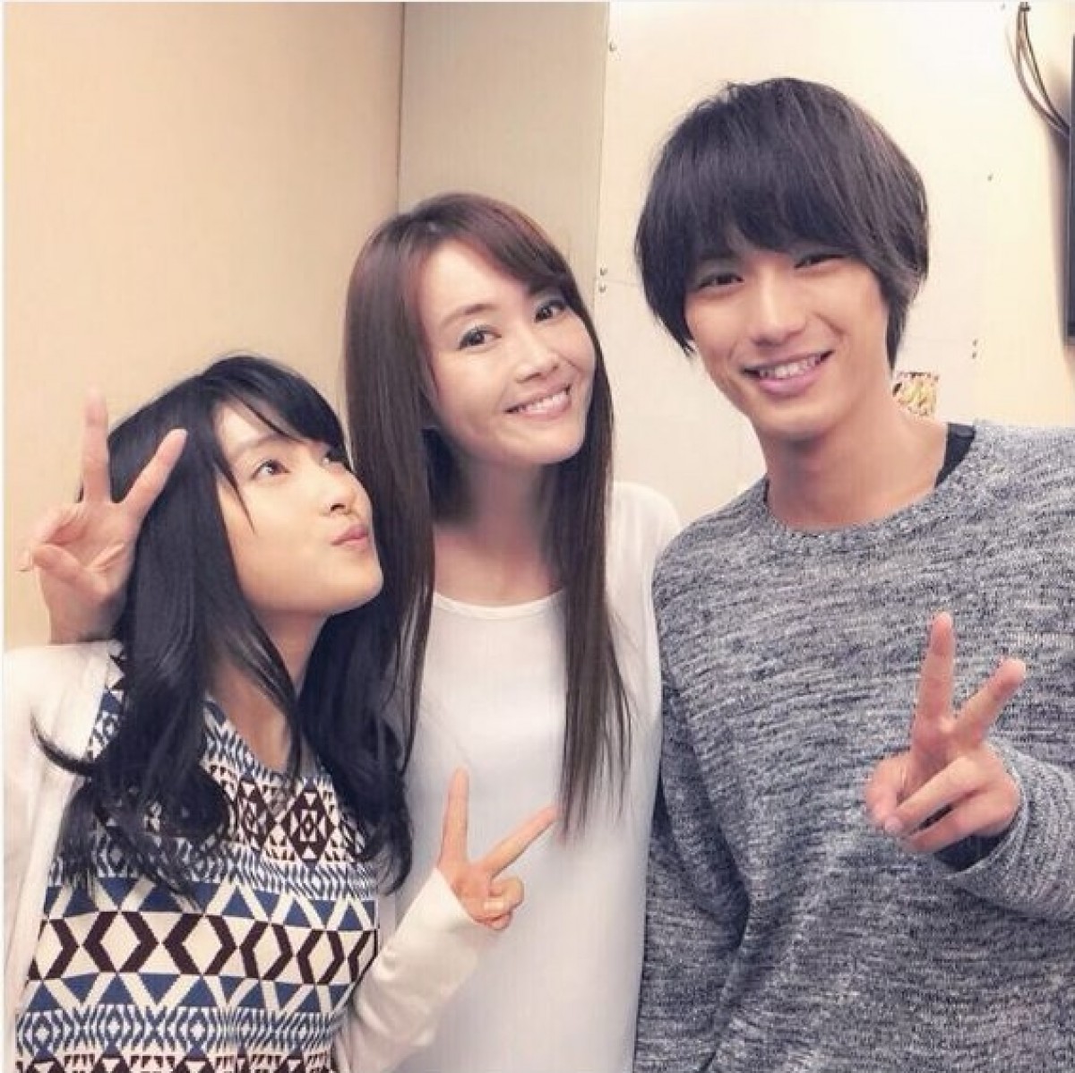 観月ありさ、「かわいい2人!」福士蒼汰&土屋太鳳と3ショットでニッコリ
