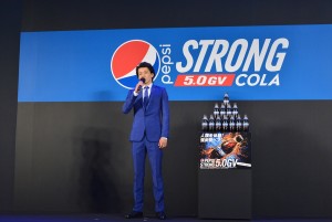 「ペプシストロング5.0GV」新CM発表会に登場した小栗旬