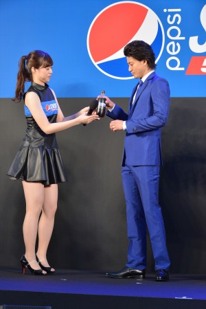 「ペプシストロング5.0GV」新CM発表会に登場した小栗旬