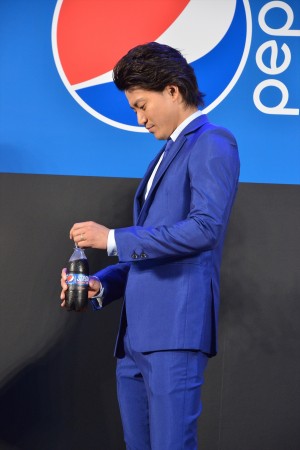 「ペプシストロング5.0GV」新CM発表会に登場した小栗旬