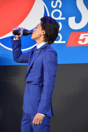 「ペプシストロング5.0GV」新CM発表会に登場した小栗旬