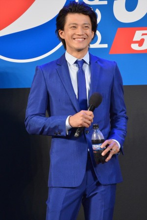 「ペプシストロング5.0GV」新CM発表会に登場した小栗旬