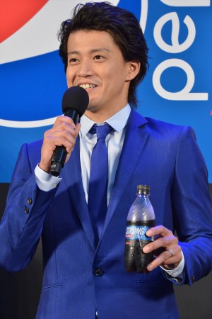 「ペプシストロング5.0GV」新CM発表会に登場した小栗旬