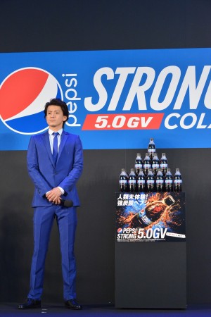 「ペプシストロング5.0GV」新CM発表会に登場した小栗旬