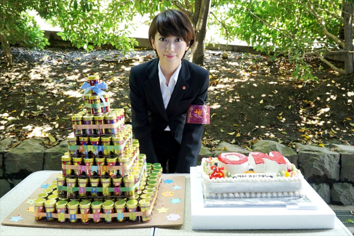 ドラマ『ON 異常犯罪捜査官・藤堂比奈子』撮影現場で25歳の誕生日を祝ってもらった波瑠