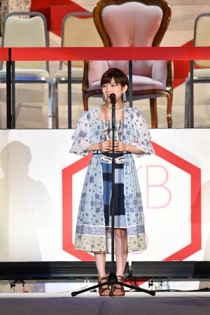 『第8回AKB48選抜総選挙』開票イベントの模様　第14位　岡田奈々