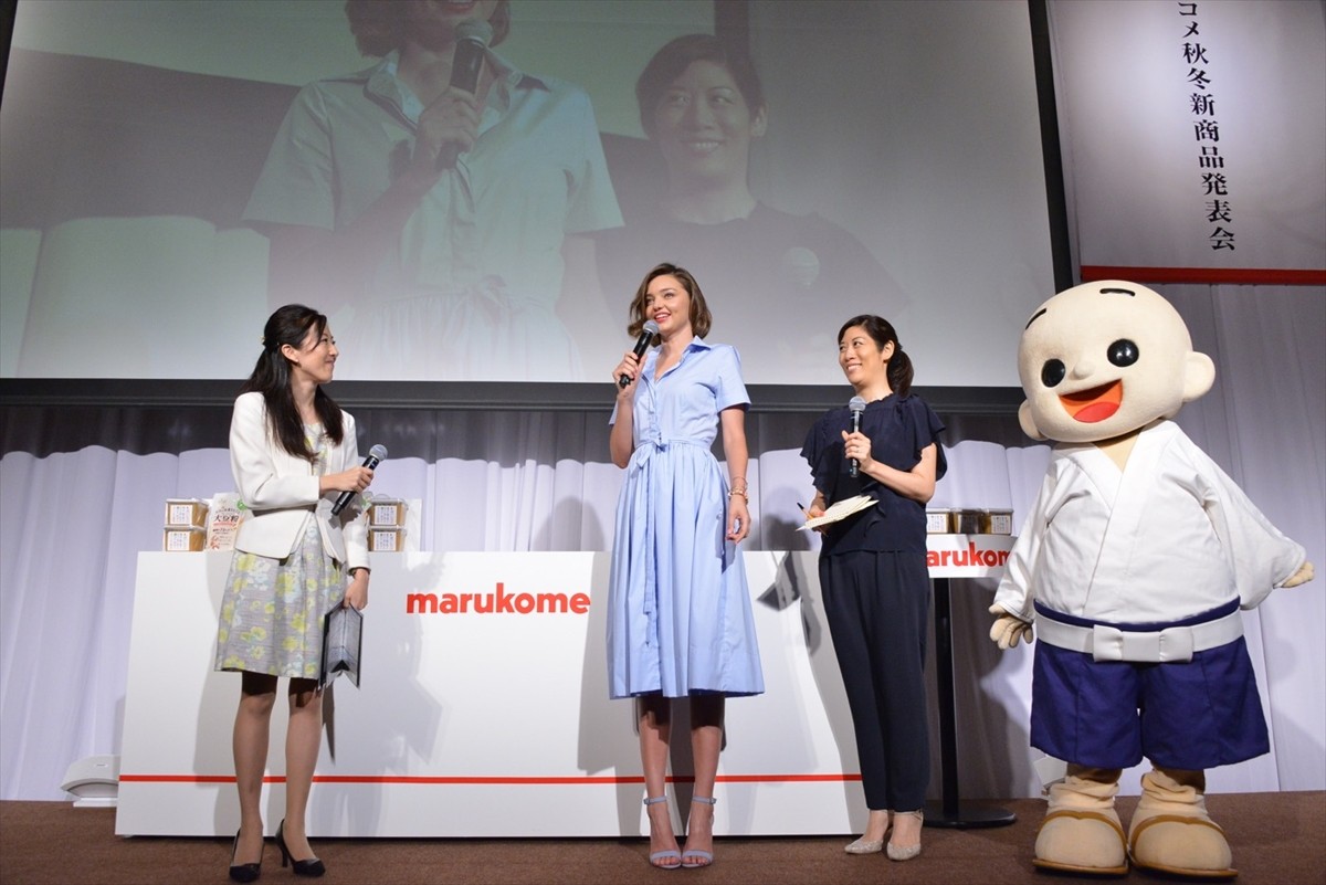 ミランダ・カー、エプロン姿で取材陣を魅了！ 息子の大好物は“西京焼と塩コンブ”