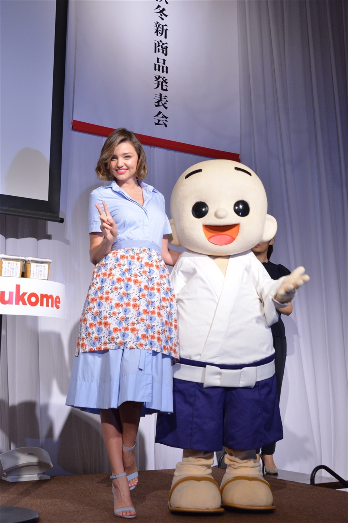 ミランダ・カー、エプロン姿で取材陣を魅了！ 息子の大好物は“西京焼と塩コンブ”