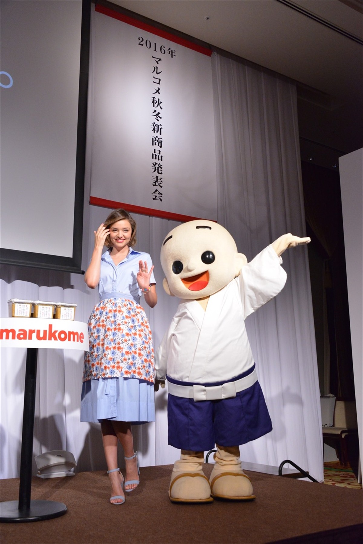 ミランダ・カー、エプロン姿で取材陣を魅了！ 息子の大好物は“西京焼と塩コンブ”