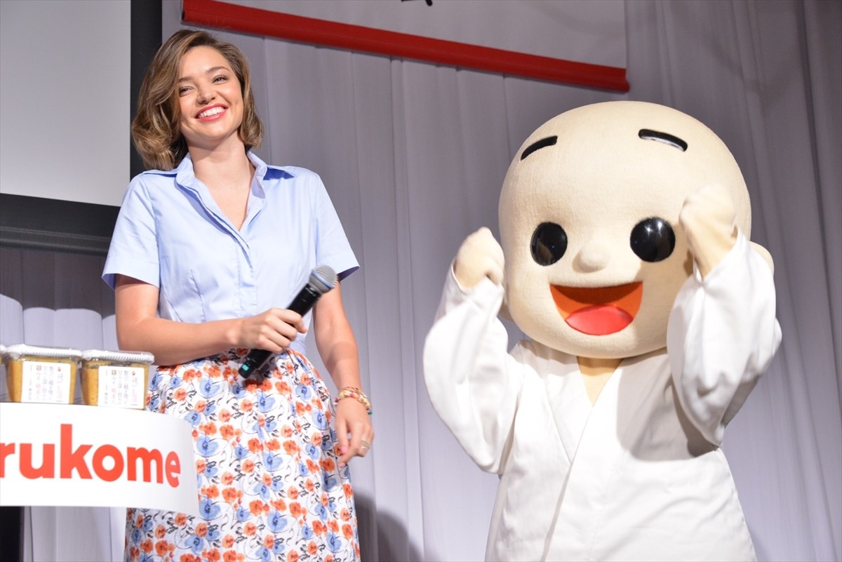 ミランダ・カー、エプロン姿で取材陣を魅了！ 息子の大好物は“西京焼と塩コンブ”