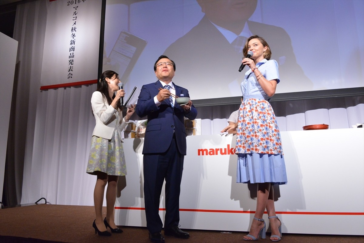 ミランダ・カー、エプロン姿で取材陣を魅了！ 息子の大好物は“西京焼と塩コンブ”
