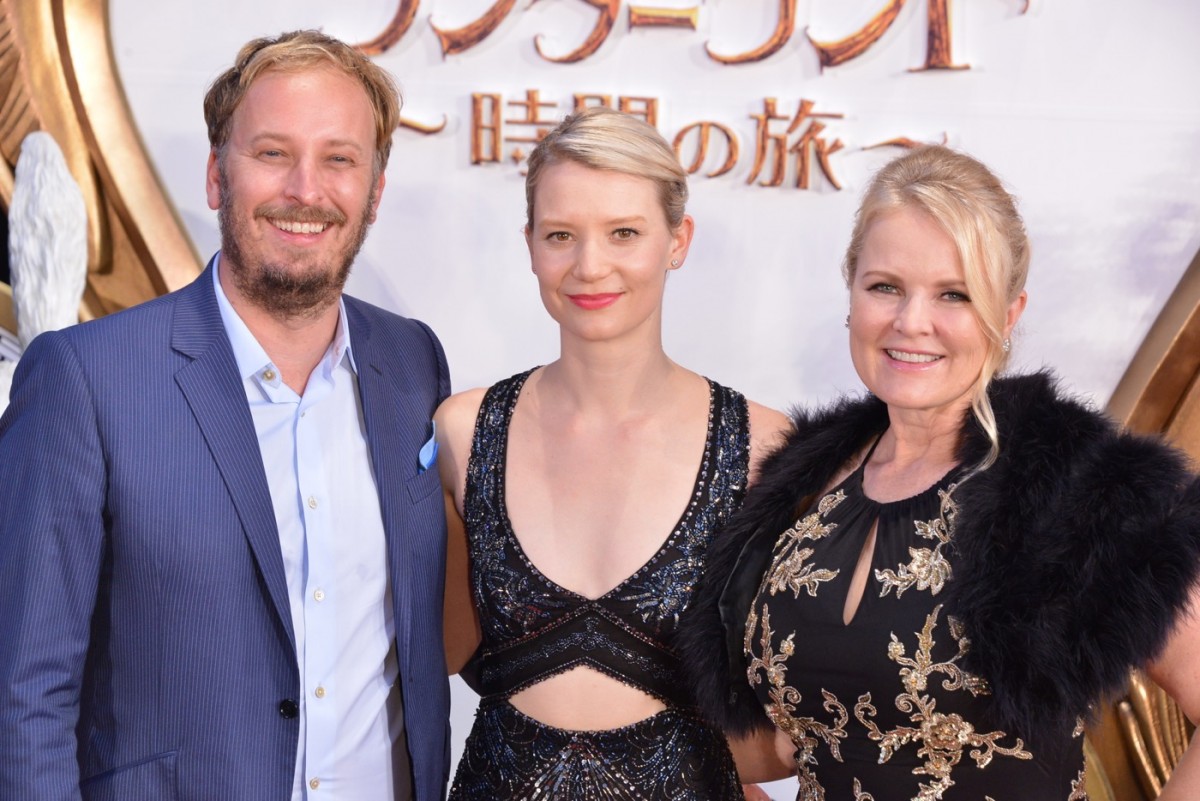 『アリス』ミア・ワシコウスカ、ジョニー・デップは「本当にステキな方」