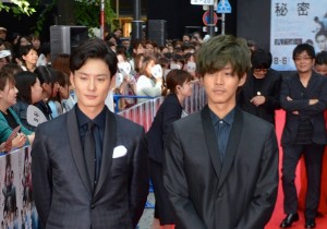 『秘密 THE TOP SECRET』完成披露試写会に登壇した岡田将生と松坂桃李