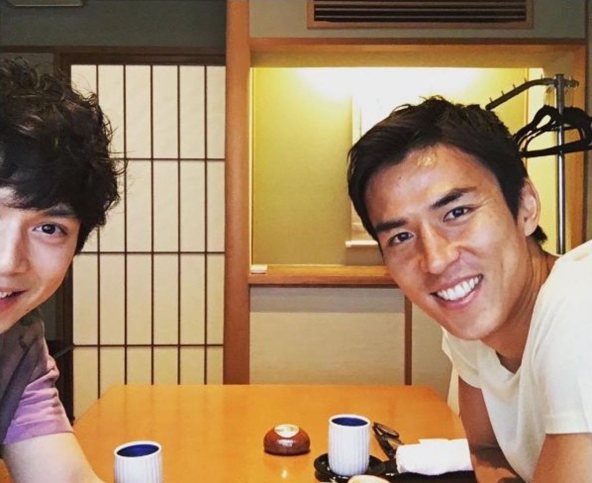 水嶋ヒロ、“マジメ部”長谷部誠選手とランチへ 見切れ写真に「セルフィー下手すぎ」
