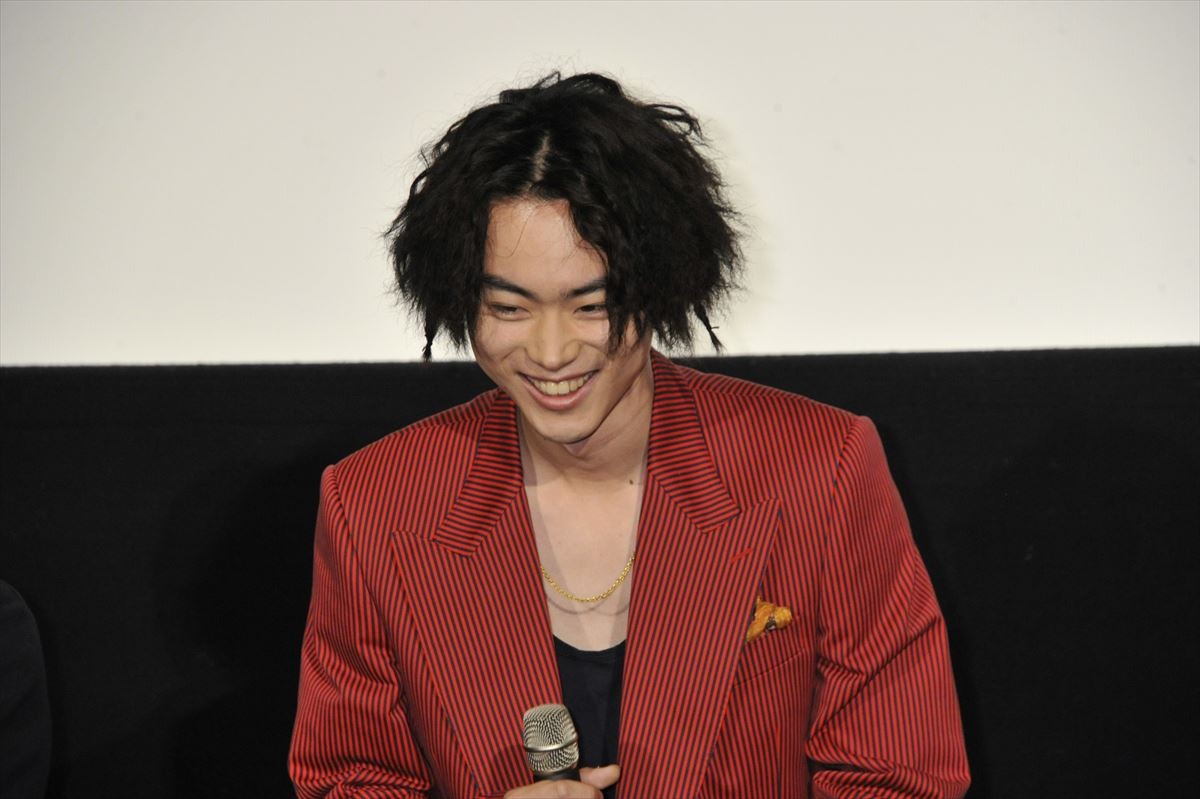 菅田将暉、チリチリヘアは地道な編みこみ「編んで解くと舞台挨拶仕様に」