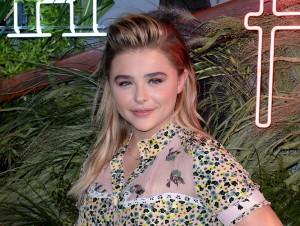 クロエ・モレッツが容姿に関する中傷に激怒ツイート