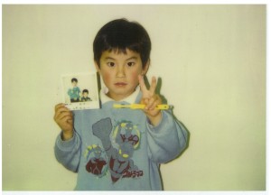 ウルトラマンのトレーナーを着て、ポーズを決めている幼少時代の石黒英雄