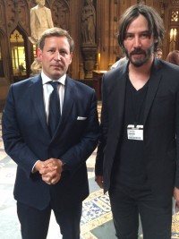 エド・ベイジー文化・デジタル経済担当相とキアヌ・リーヴス