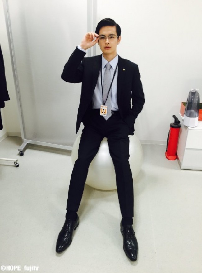 瀬戸康史、スーツ&メガネ姿でバランスボール!