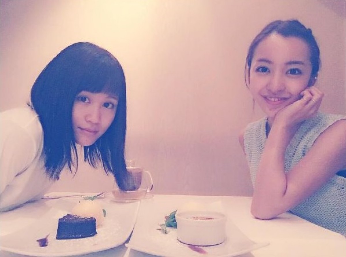 前田敦子&板野友美、2人きりでゆっくりバースデー “髪色”にも注目