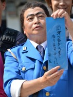 舞台版『こちら葛飾区亀有公園前派出所』ヒット祈願イベント登場したラサール石井