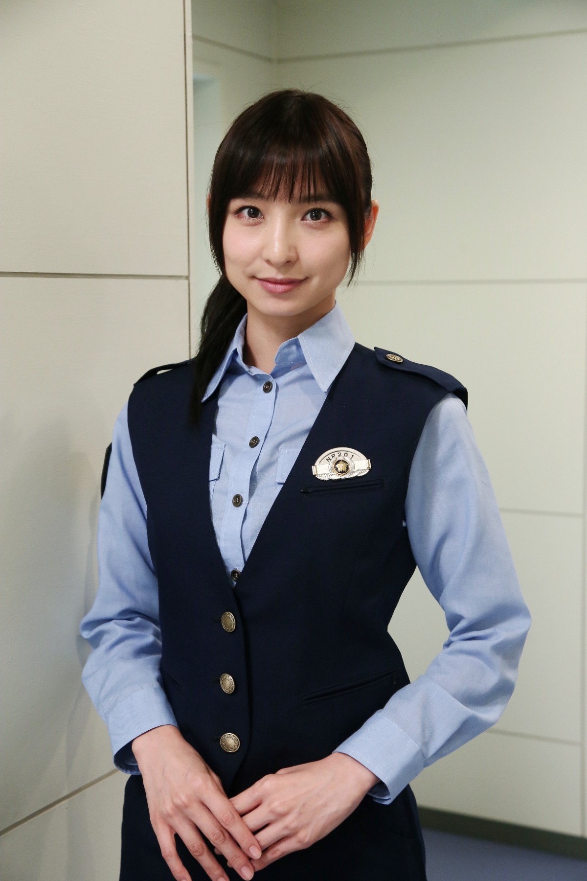 篠田麻里子、波瑠主演ドラマに“自身初”制服警官役で出演！ ロングヘアも披露
